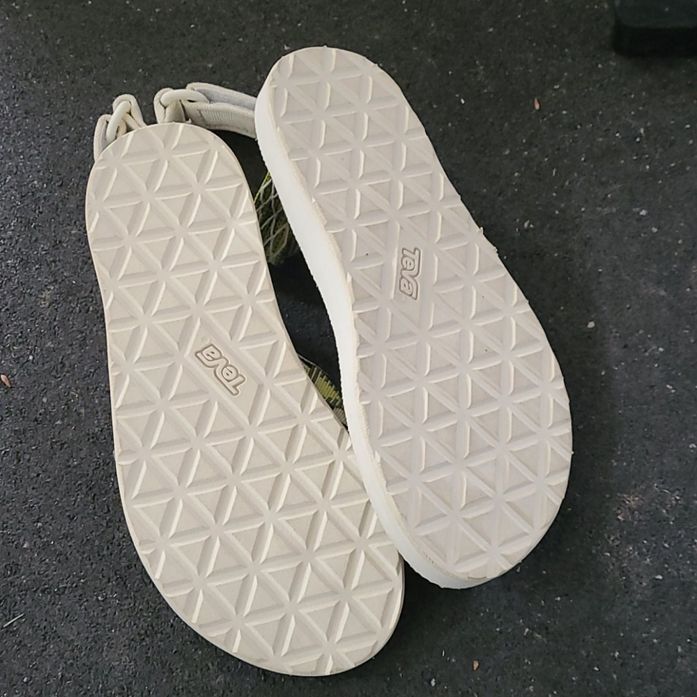 Tevas - Picture 3 of 5